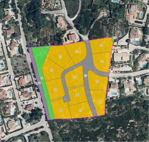 Plano de parcelación sobre vista aérea que muestra la distribución de 12 parcelas individuales para chalets con viales de acceso internos y zonas verdes integradas.