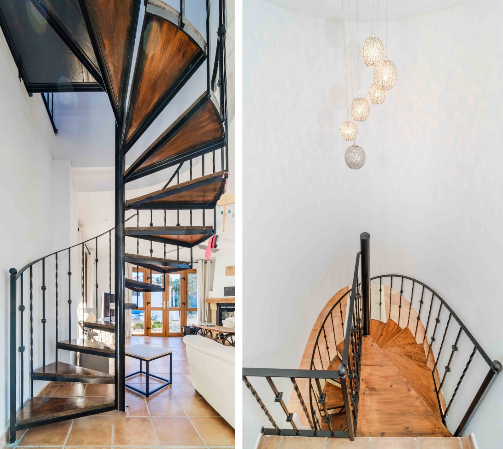 Escalera de caracol con peldaños de madera y estructura de hierro forjado, integrada en un salón con suelos de terracota y lámpara colgante de diseño esférico.