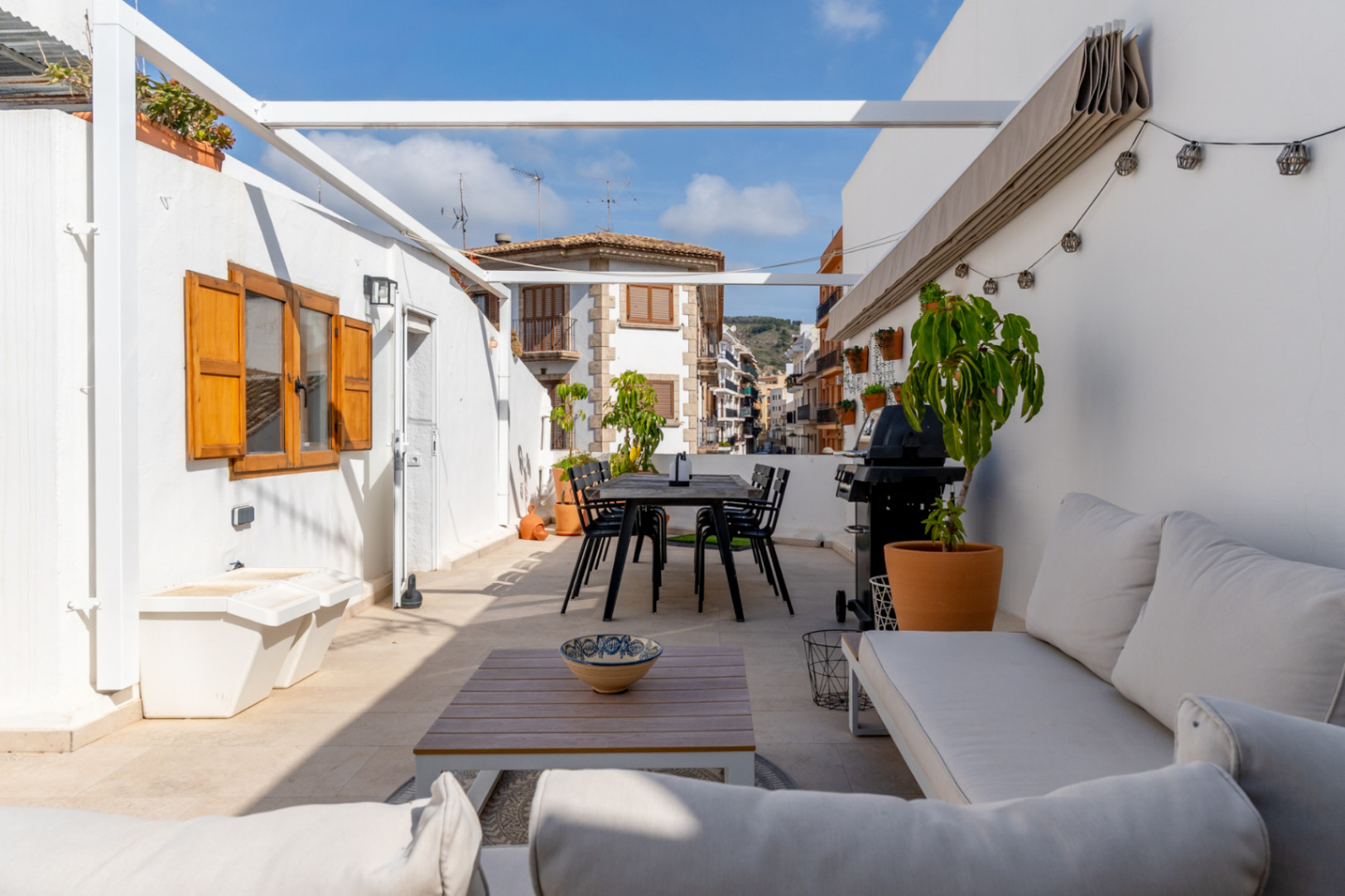 Terraza con comedor, barbacoa y vistas al casco antiguo de Jávea.