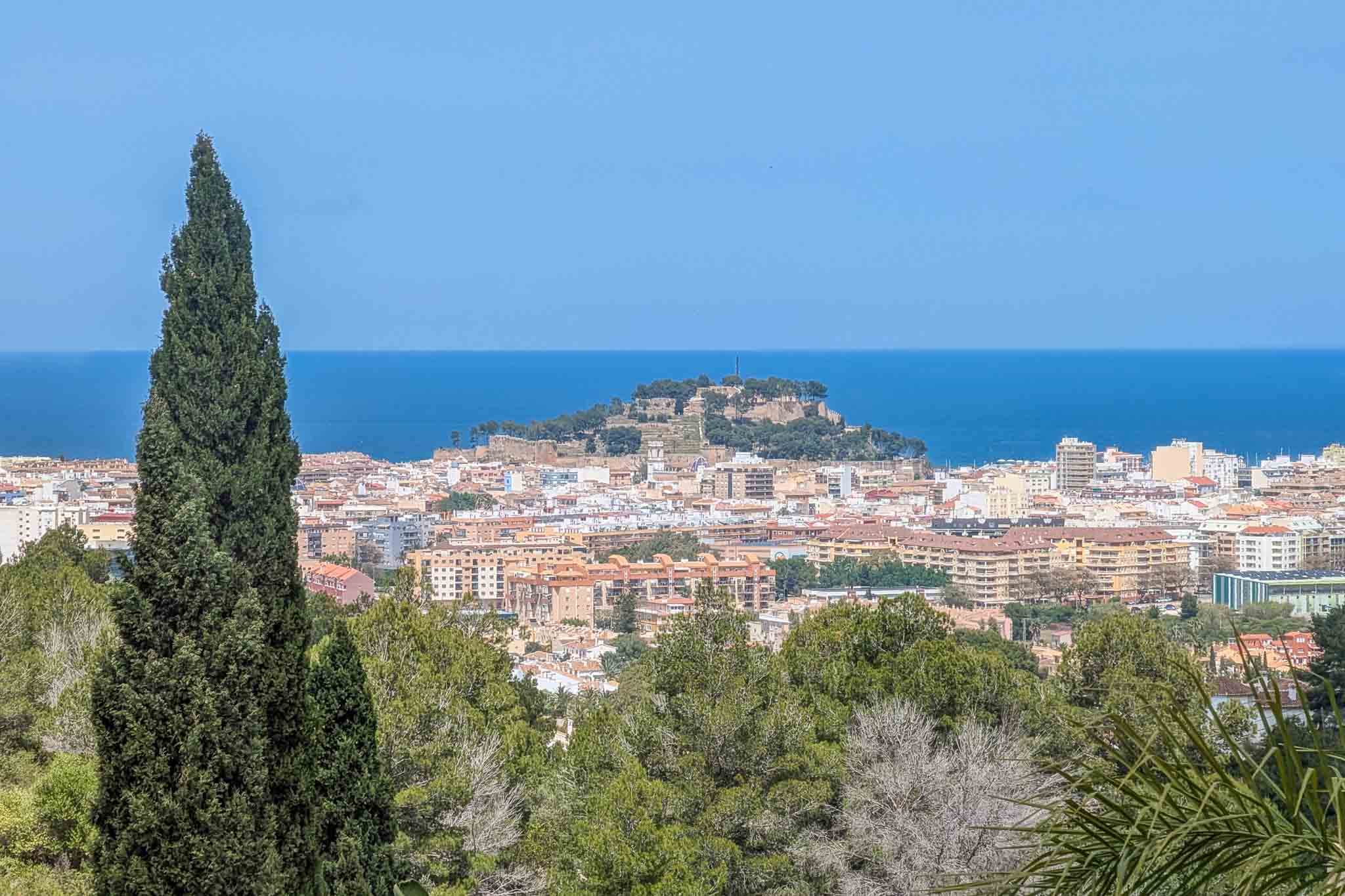 Vistas panorámicas desde la propiedad hacia el castillo de Dénia y el mar Mediterráneo, enmarcadas por la vegetación autóctona de la falda del Montgó.