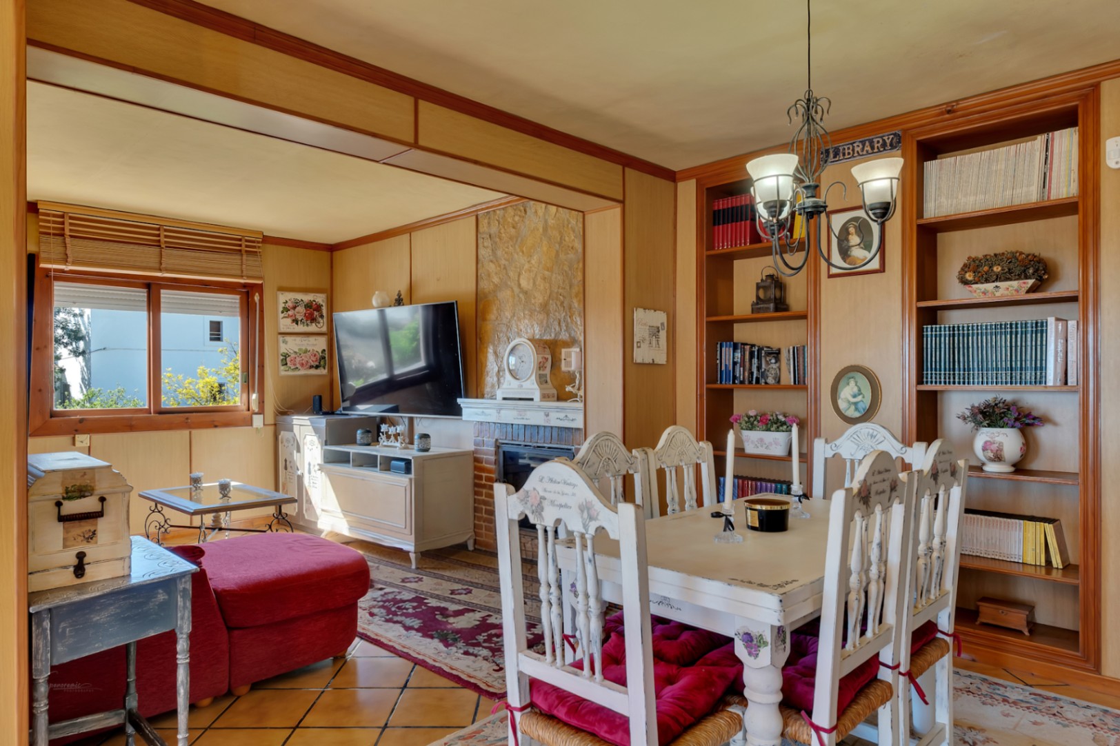 Villa de seis dormitorios en Jávea con vistas al mar y al Montgó
