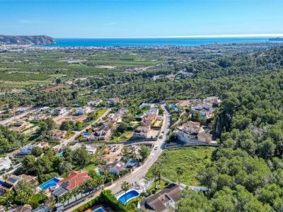 Vista aérea de la urbanización Piver en Jávea, con villas, piscinas y vegetación mediterránea.