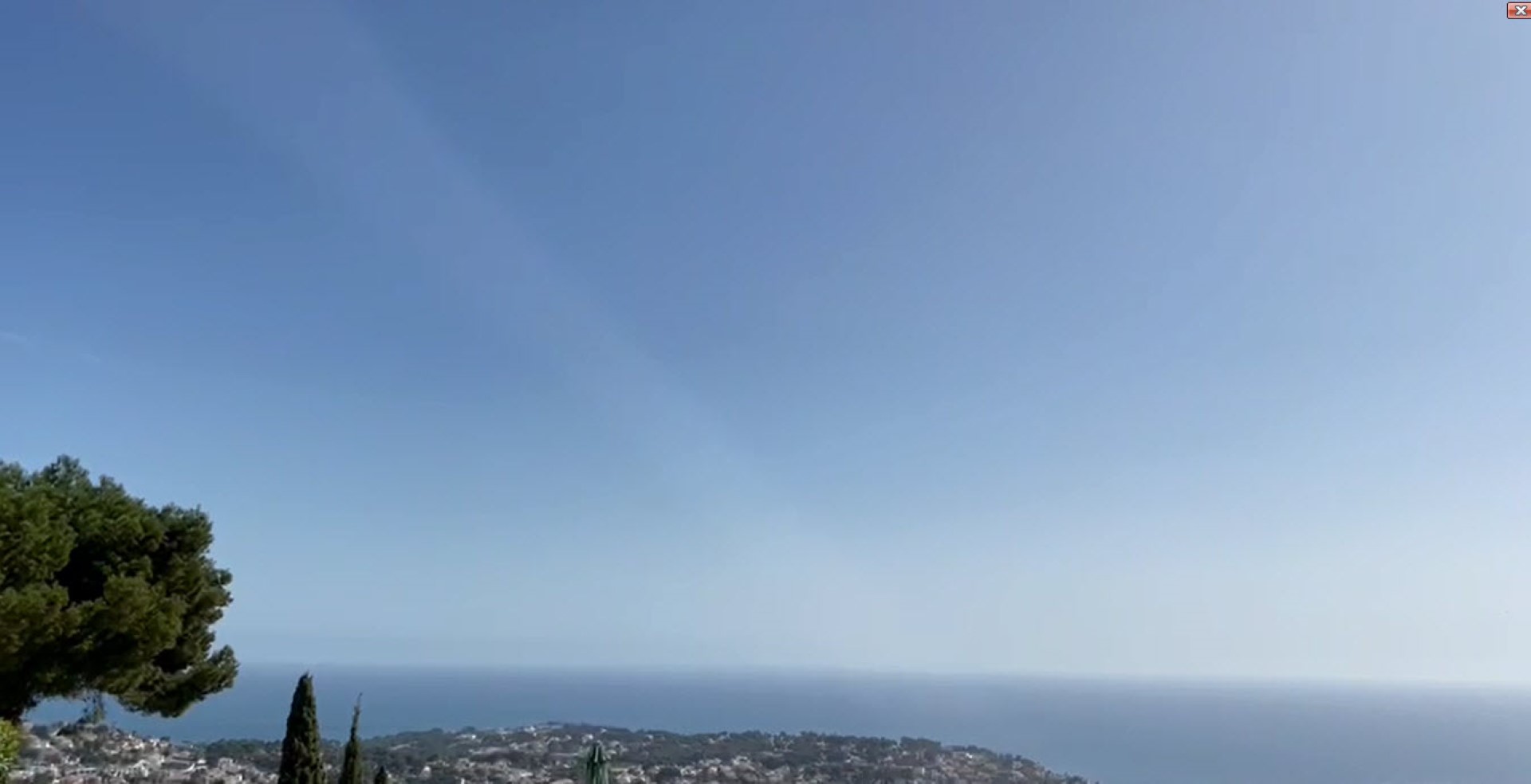 Vistas panorámicas al mar Mediterráneo desde la villa en Montemar, Benissa. Cielo azul despejado. Vistas panorámicas al mar Mediterráneo desde la villa en Montemar, Benissa. Cielo azul despejado.
