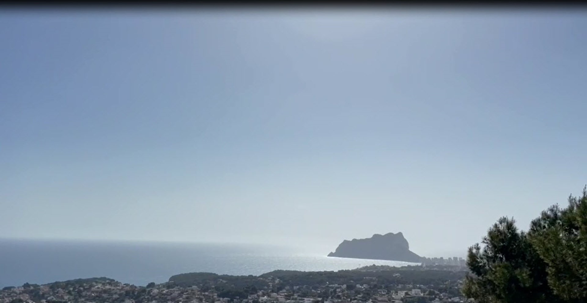 Vistas panorámicas al mar Mediterráneo y al Peñón de Ifach desde la villa en Montemar, Benissa. Vistas panorámicas al mar Mediterráneo y al Peñón de Ifach desde la villa en Montemar, Benissa.