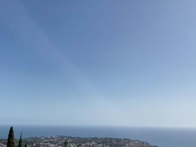 Vistas panorámicas al mar Mediterráneo desde la villa en Montemar, Benissa. Cielo azul despejado.