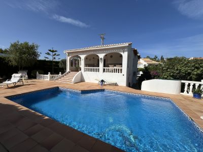 Piscina y terraza