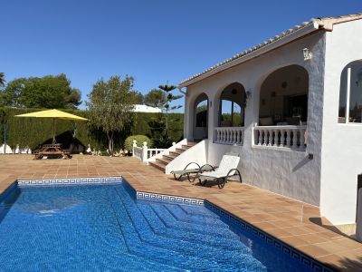 Piscina y terraza cubierta