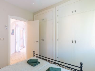 Dormitorio luminoso con armario empotrado de diseño y acceso a terraza.