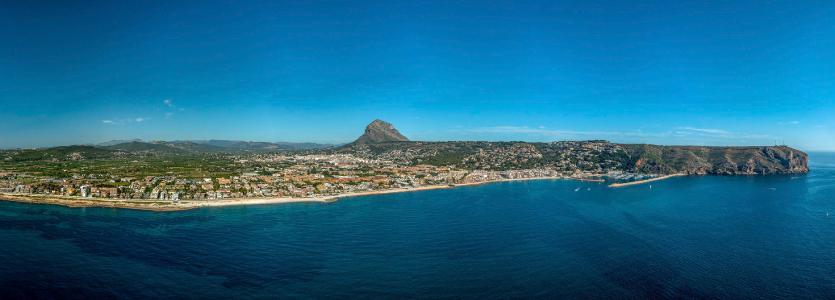 Vista panorámica de Jávea, con su costa, el mar Mediterráneo y el Montgó al fondo.