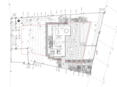 Plano de emplazamiento detallado de la villa, mostrando la topografía de la parcela, distribución exterior con piscina, acceso al garaje y diseño interior.
