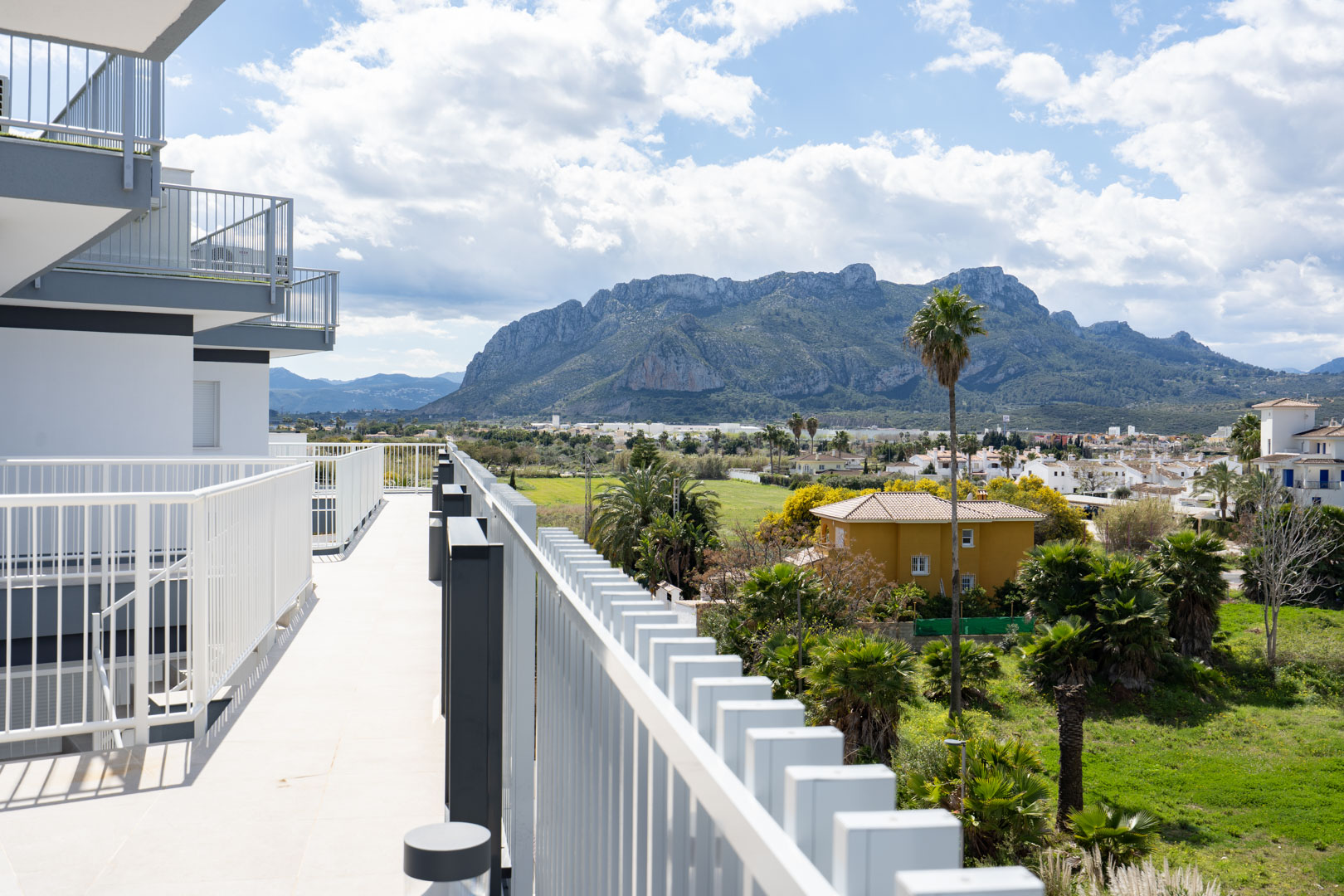 Apartamento Nuevo en Dénia: Lujo y Espacio