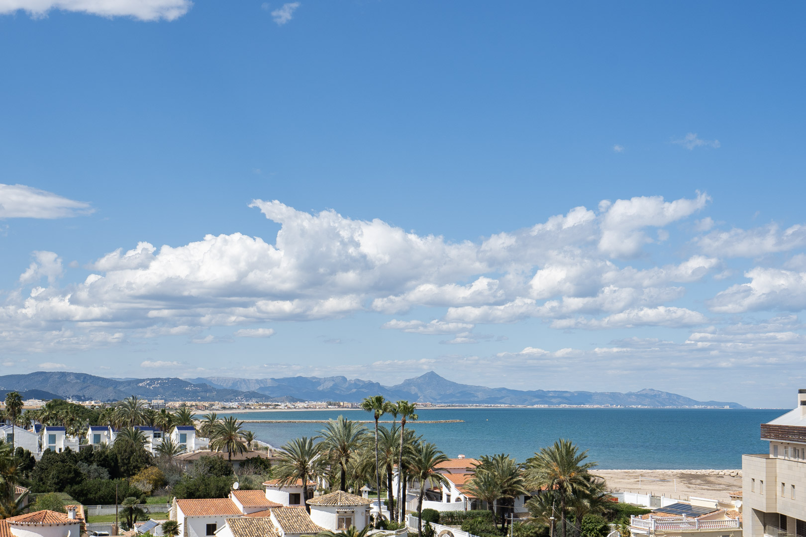 Apartamento Nuevo en Dénia: Lujo y Espacio