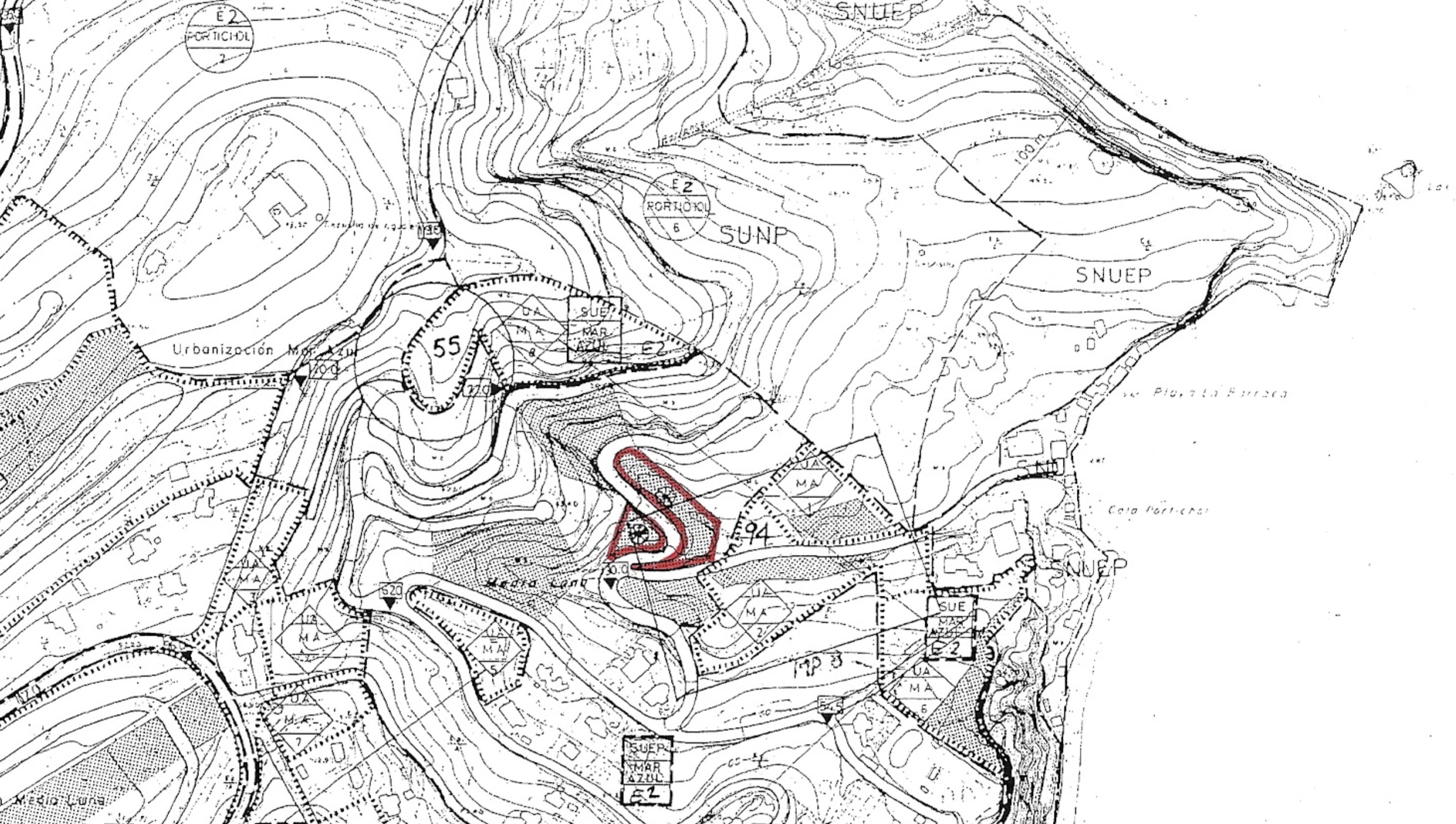 Plano topográfico de la parcela en Mar Azul, Jávea, destacada en rojo sobre el relieve del terreno.