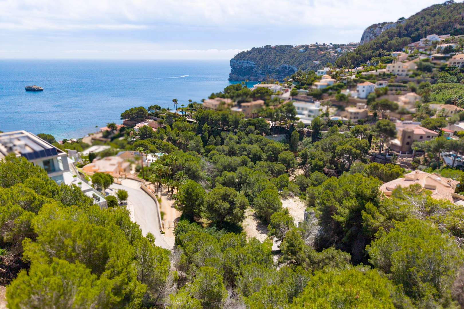 Vista aérea de la parcela en Mar Azul, Jávea, con vegetación y vistas al mar.
