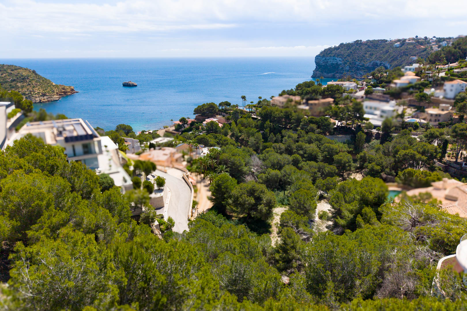 Vista aérea de la parcela en Mar Azul, Jávea, con vistas al mar Mediterráneo y vegetación circundante.