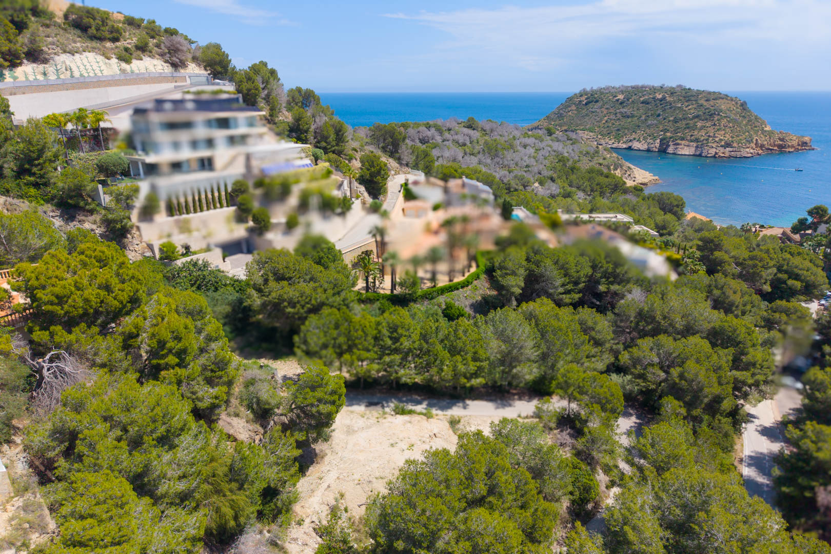 Vista aérea de parcela en Mar Azul, Jávea, con vistas al mar y vegetación mediterránea.