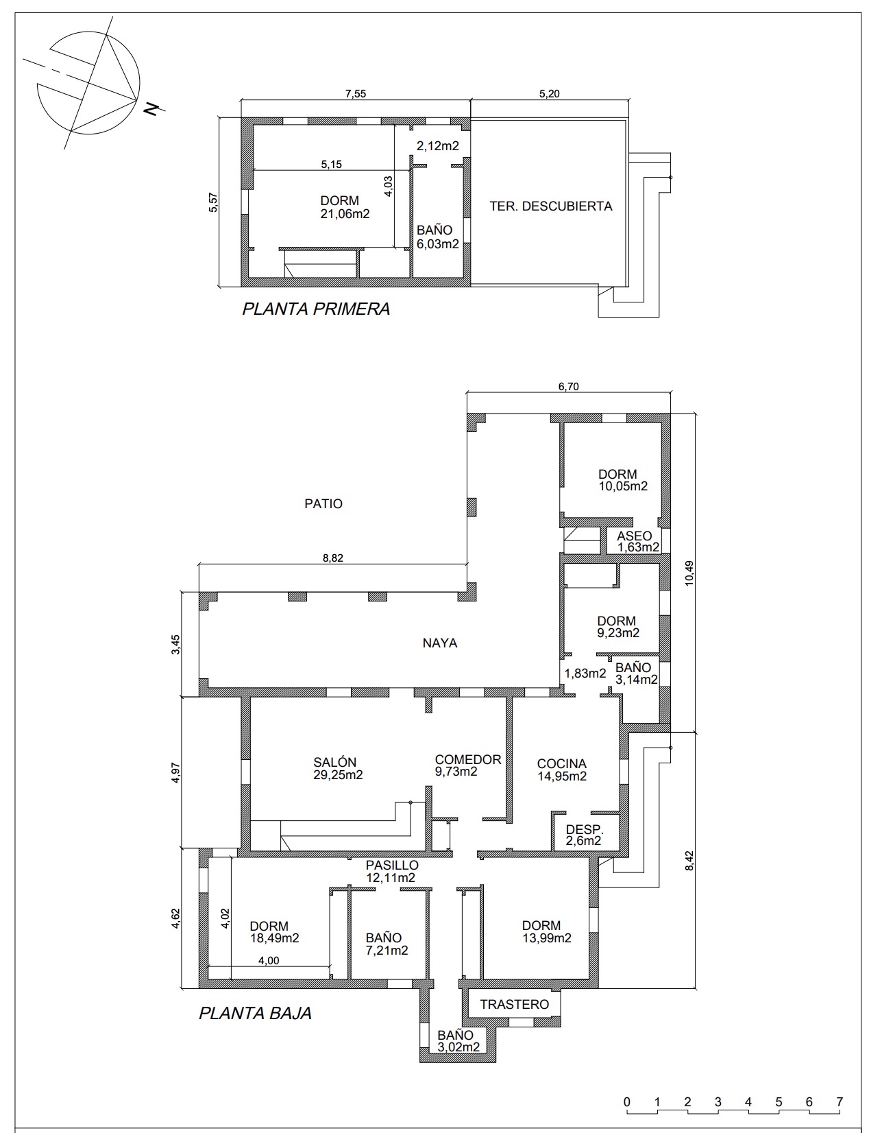 Plano arquitectónico detallado de la villa, mostrando la distribución de las habitaciones y las dimensiones.