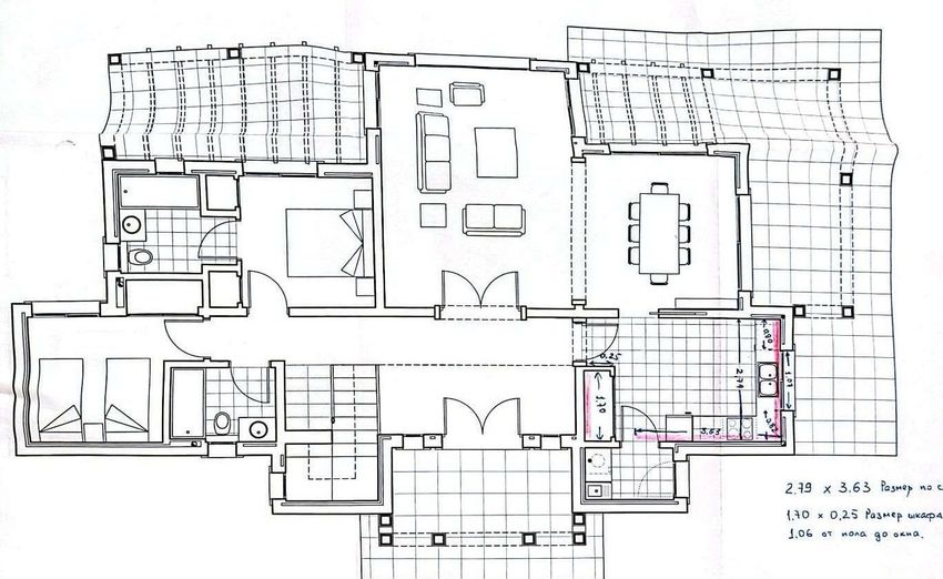 Plano detallado de la planta baja, revelando salón-comedor, cocina, lavadero, dos dormitorios con baños en suite y amplias terrazas adyacentes. Plano detallado de la planta baja, revelando salón-comedor, cocina, lavadero, dos dormitorios con baños en suite y amplias terrazas adyacentes.