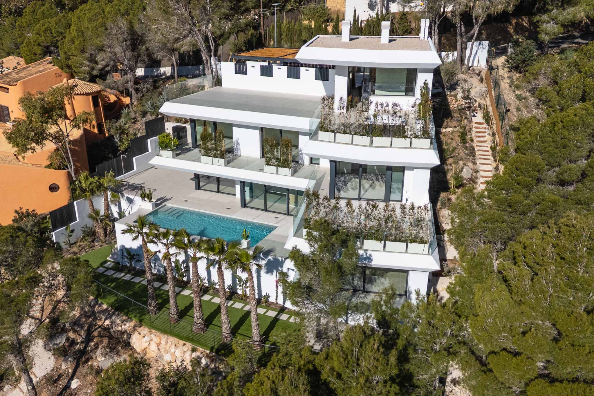 Lujo costero: villa de 4 dormitorios en venta en Altea con vistas al mar y piscina privada
