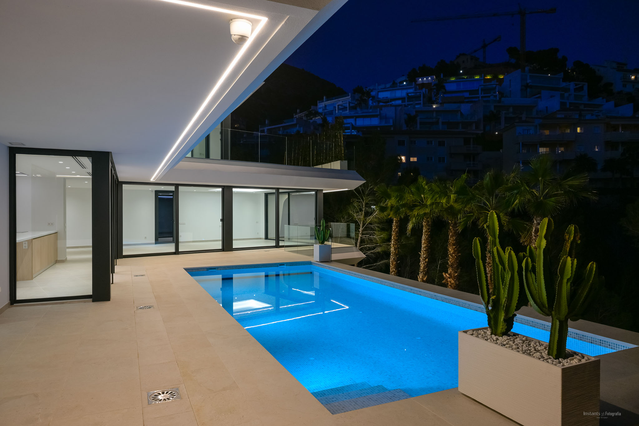 Lujo costero: villa de 4 dormitorios en venta en Altea con vistas al mar y piscina privada
