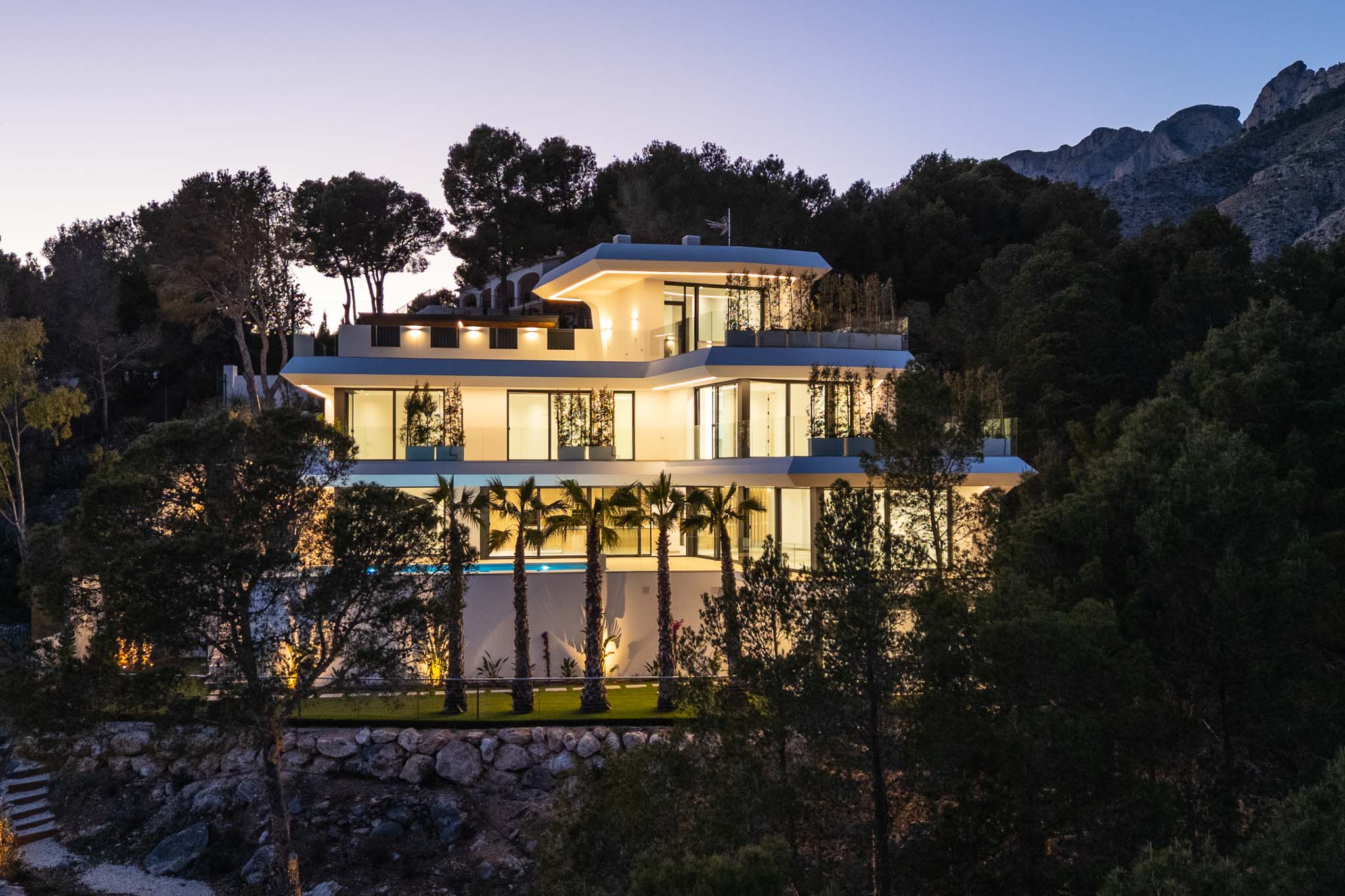 Lujo costero: villa de 4 dormitorios en venta en Altea con vistas al mar y piscina privada