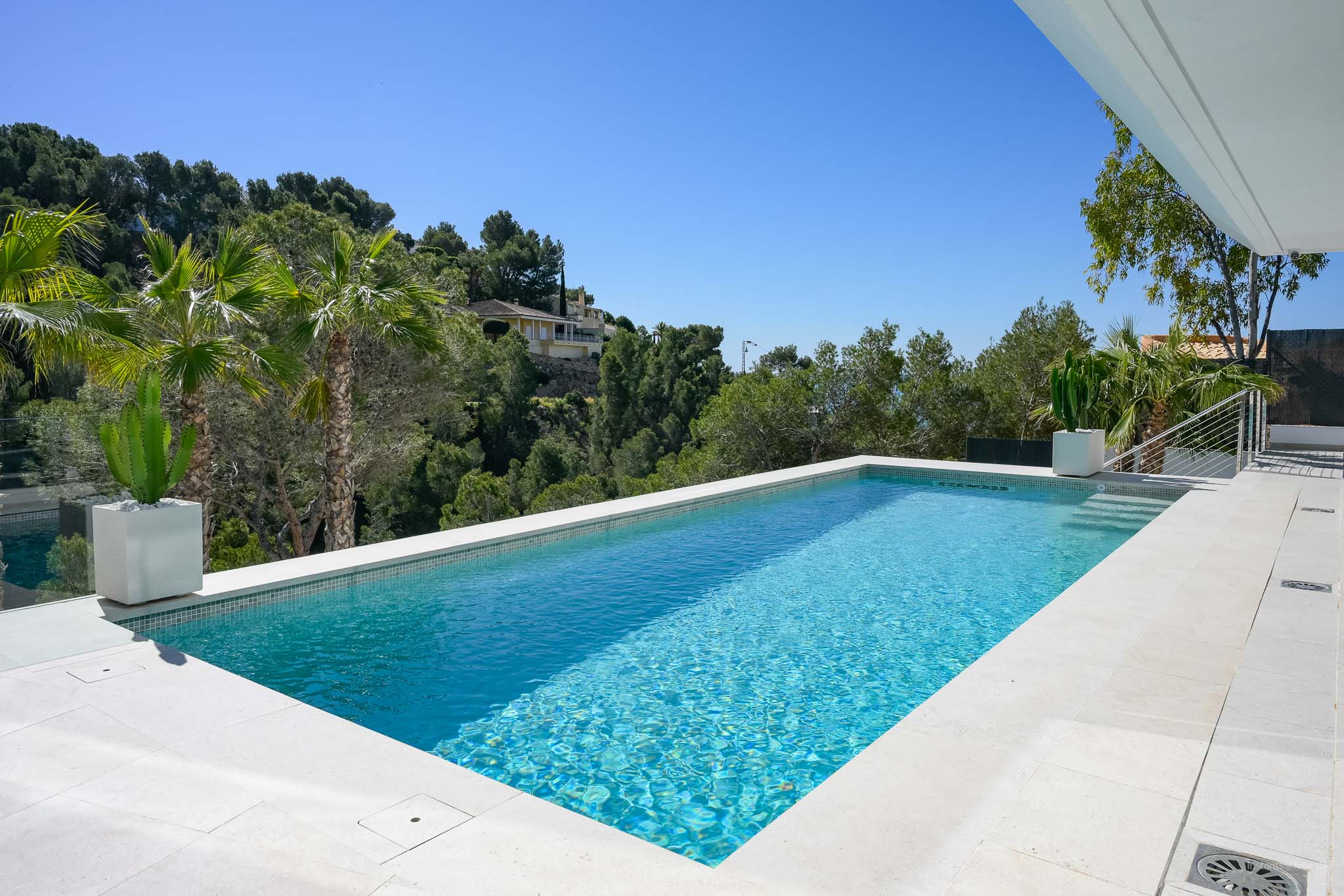 Lujo costero: villa de 4 dormitorios en venta en Altea con vistas al mar y piscina privada