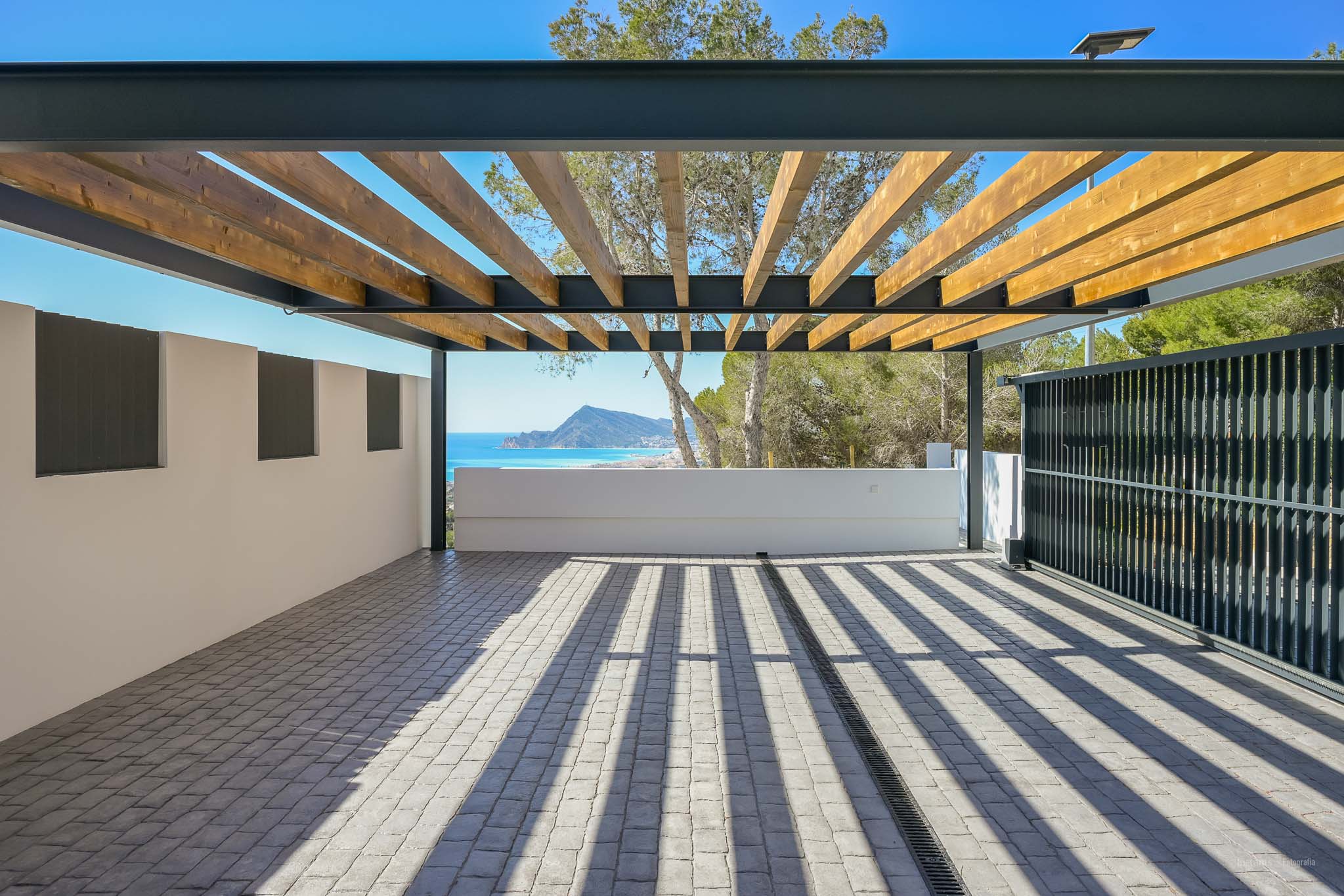Lujo costero: villa de 4 dormitorios en venta en Altea con vistas al mar y piscina privada