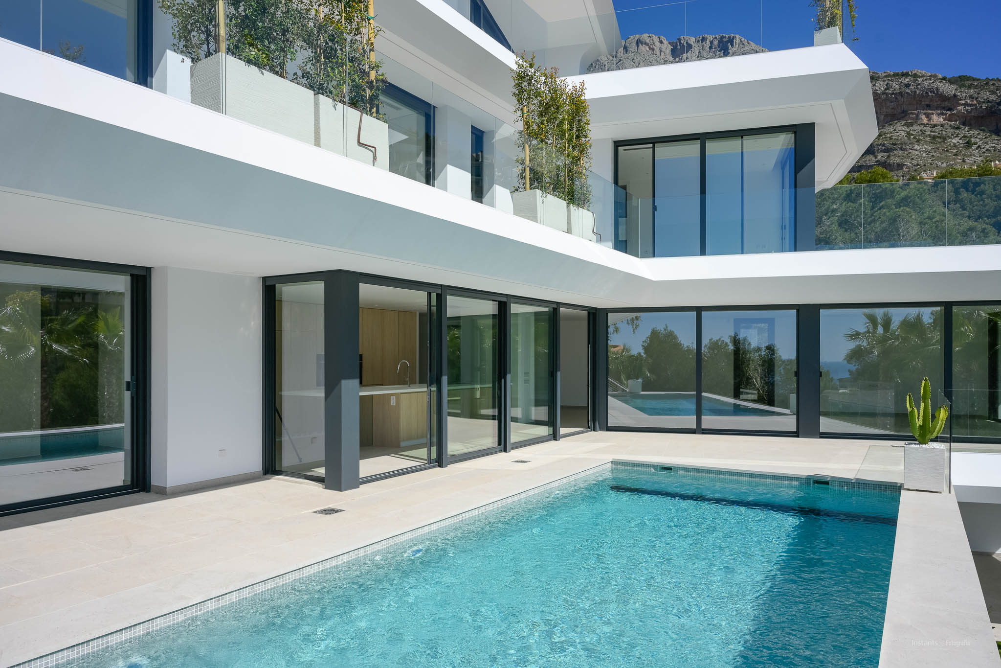 Lujo costero: villa de 4 dormitorios en venta en Altea con vistas al mar y piscina privada