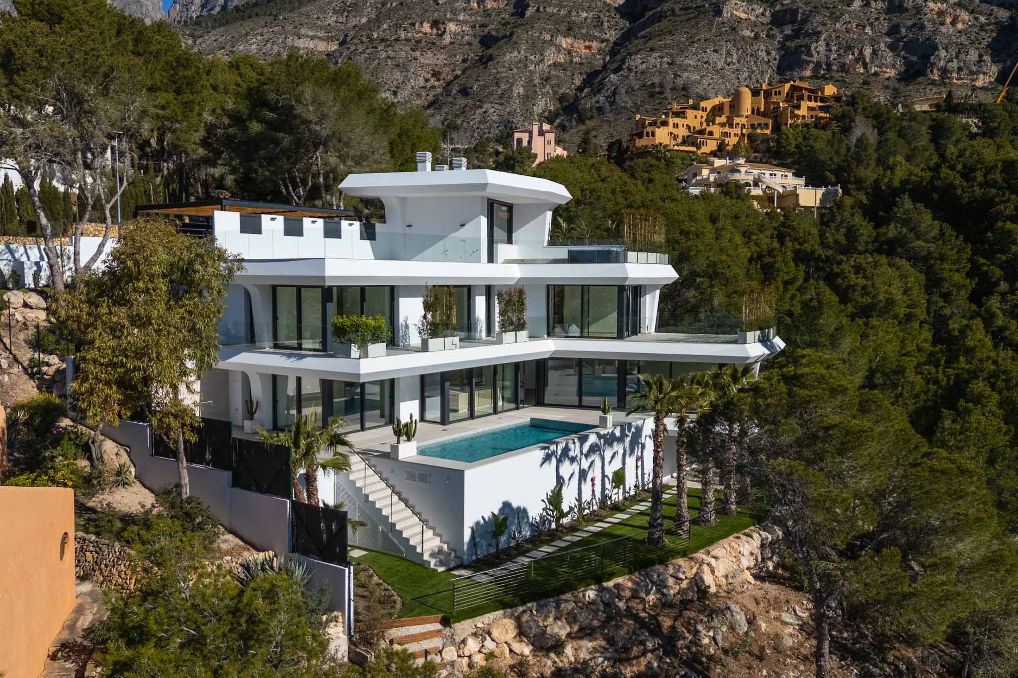 Lujo costero: villa de 4 dormitorios en venta en Altea con vistas al mar y piscina privada