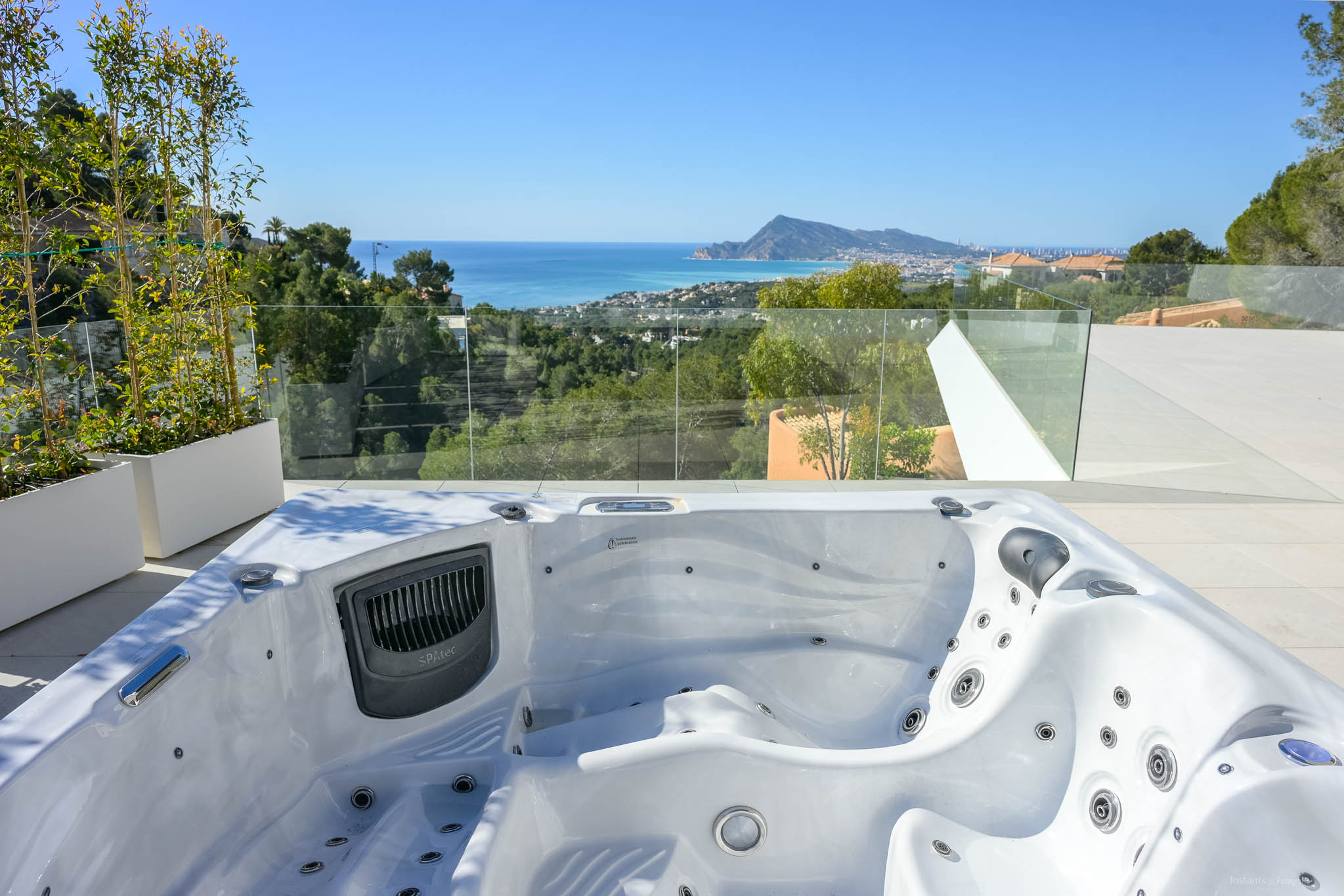 Lujo costero: villa de 4 dormitorios en venta en Altea con vistas al mar y piscina privada
