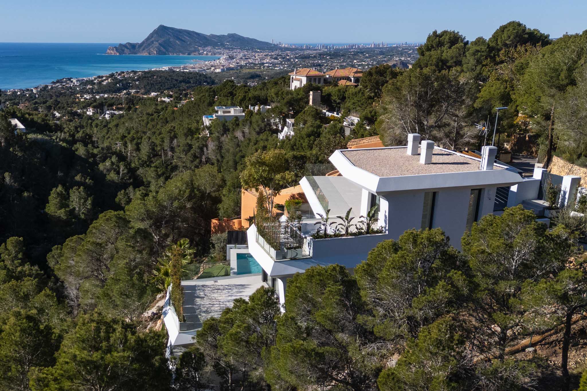 Lujo costero: villa de 4 dormitorios en venta en Altea con vistas al mar y piscina privada