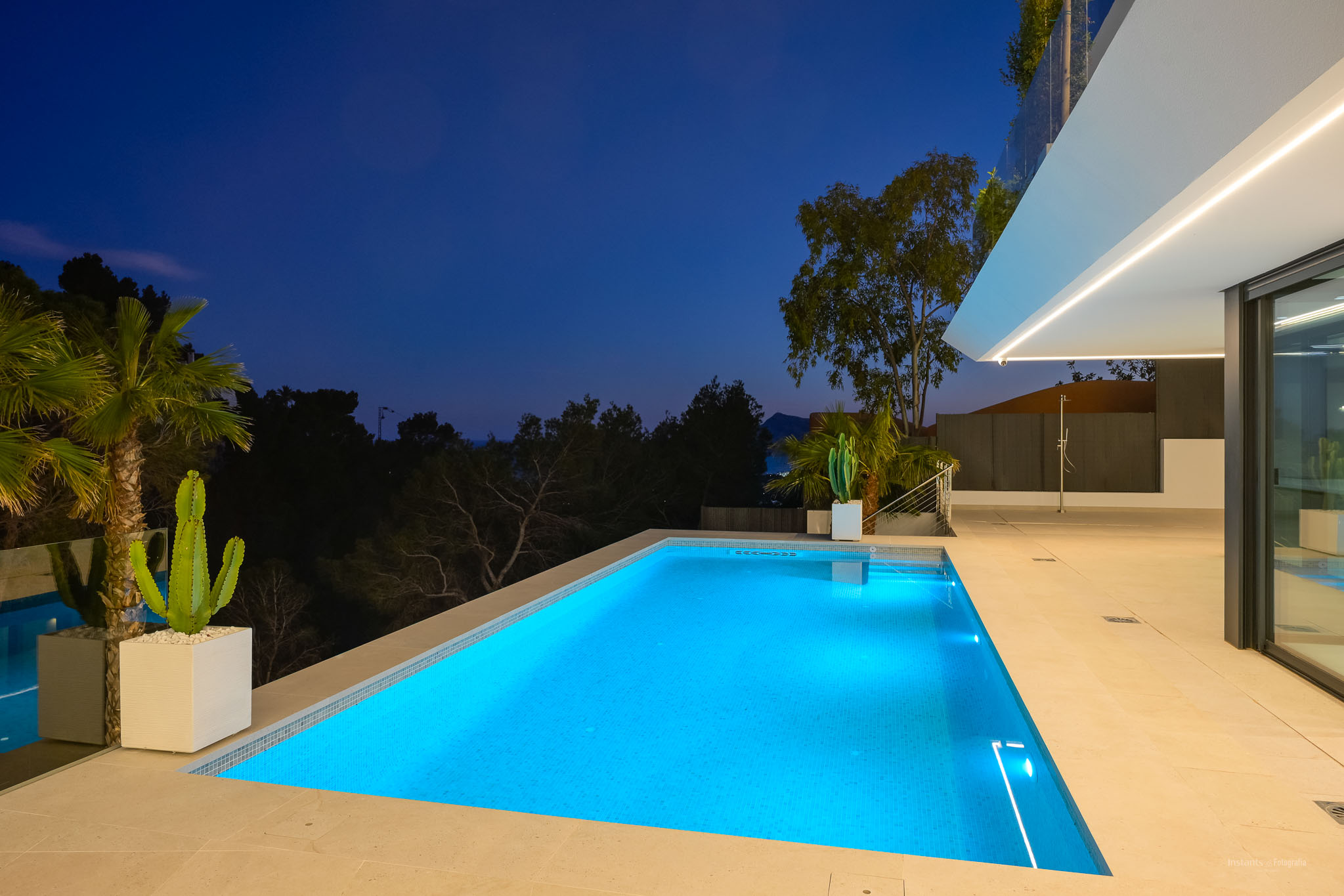 Lujo costero: villa de 4 dormitorios en venta en Altea con vistas al mar y piscina privada