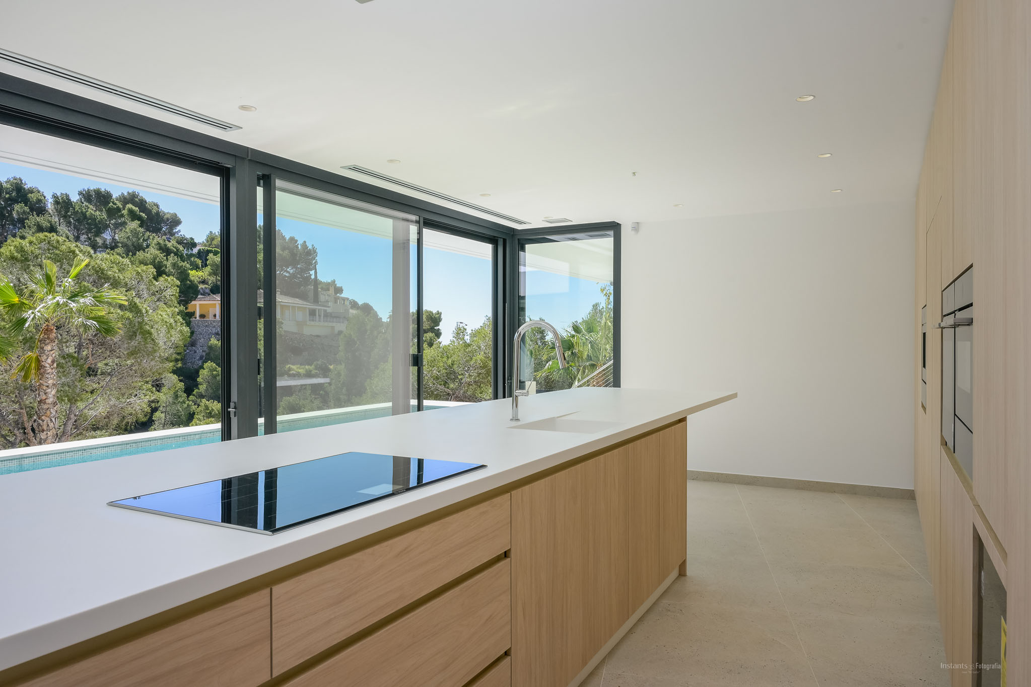Lujo costero: villa de 4 dormitorios en venta en Altea con vistas al mar y piscina privada