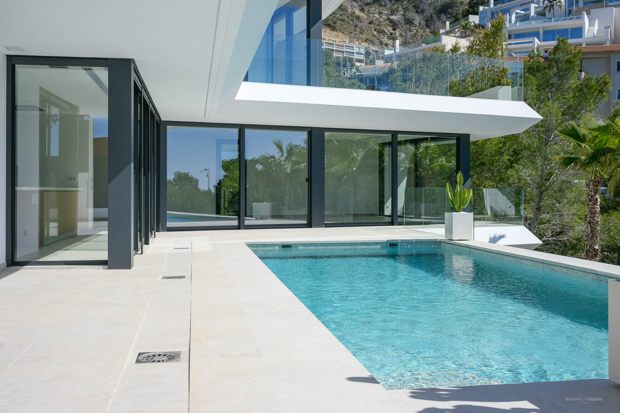 Lujo costero: villa de 4 dormitorios en venta en Altea con vistas al mar y piscina privada