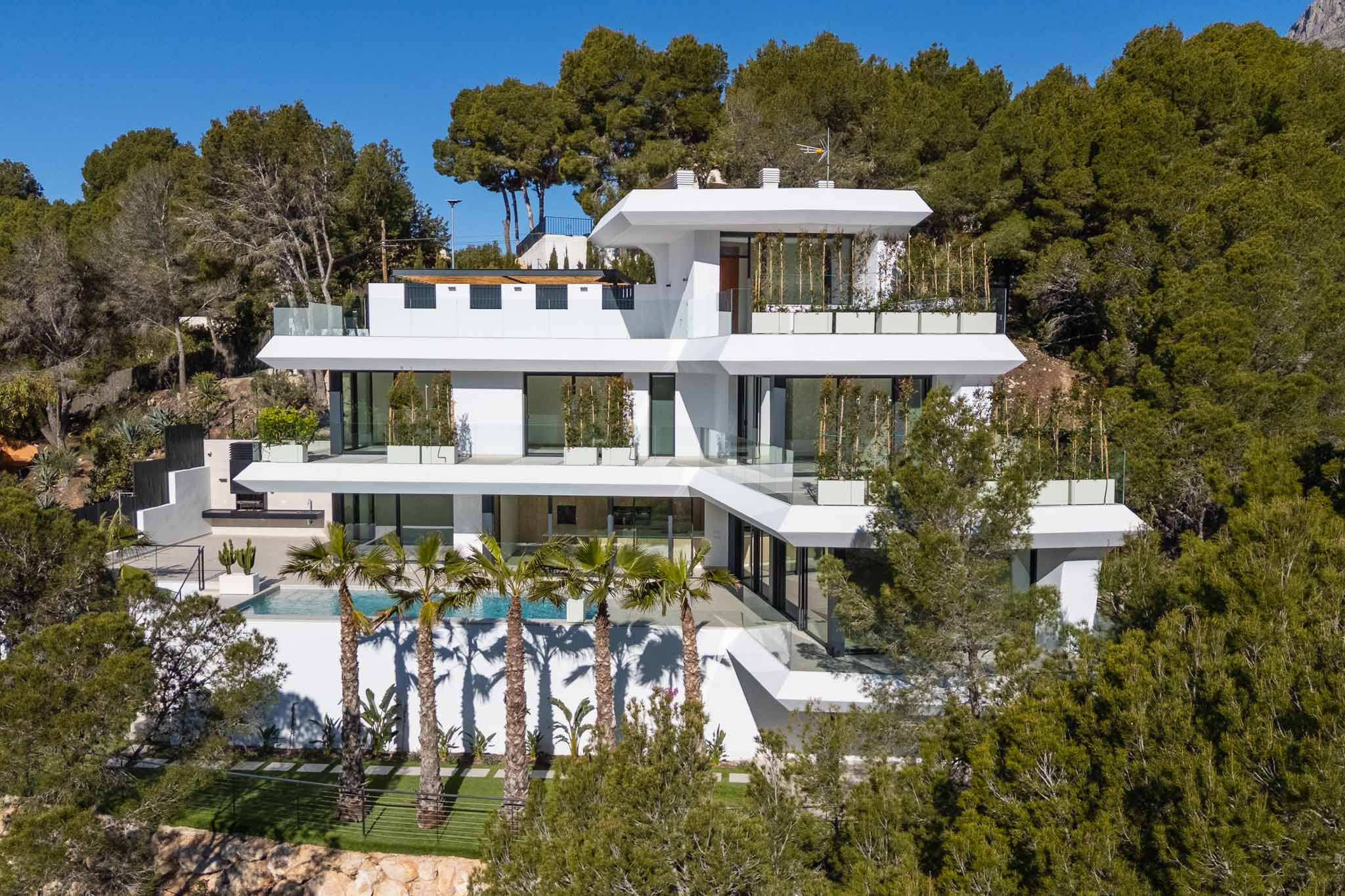 Lujo costero: villa de 4 dormitorios en venta en Altea con vistas al mar y piscina privada