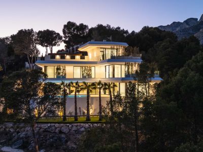 Lujo costero: villa de 4 dormitorios en venta en Altea con vistas al mar y piscina privada