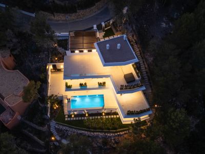 Lujo costero: villa de 4 dormitorios en venta en Altea con vistas al mar y piscina privada