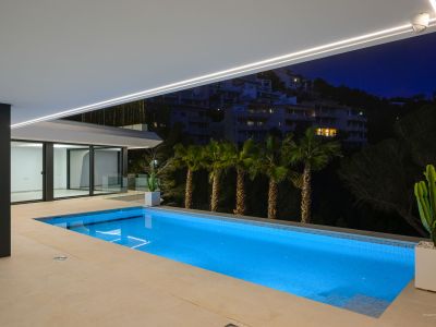 Lujo costero: villa de 4 dormitorios en venta en Altea con vistas al mar y piscina privada