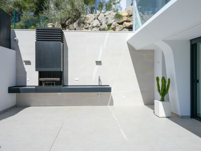 Lujo costero: villa de 4 dormitorios en venta en Altea con vistas al mar y piscina privada