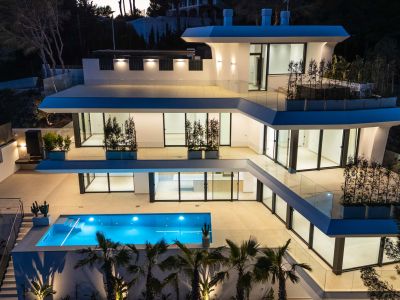 Lujo costero: villa de 4 dormitorios en venta en Altea con vistas al mar y piscina privada