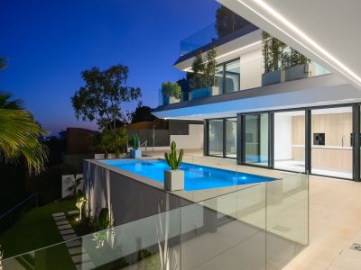 Lujo costero: villa de 4 dormitorios en venta en Altea con vistas al mar y piscina privada