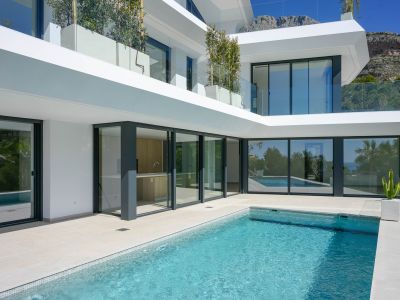 Lujo costero: villa de 4 dormitorios en venta en Altea con vistas al mar y piscina privada