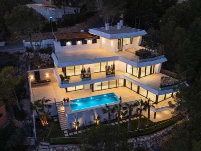 Lujo costero: villa de 4 dormitorios en venta en Altea con vistas al mar y piscina privada
