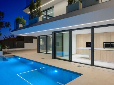 Lujo costero: villa de 4 dormitorios en venta en Altea con vistas al mar y piscina privada