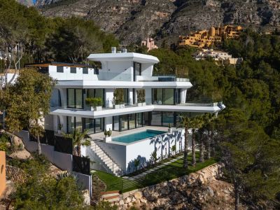 Lujo costero: villa de 4 dormitorios en venta en Altea con vistas al mar y piscina privada