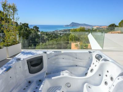 Lujo costero: villa de 4 dormitorios en venta en Altea con vistas al mar y piscina privada