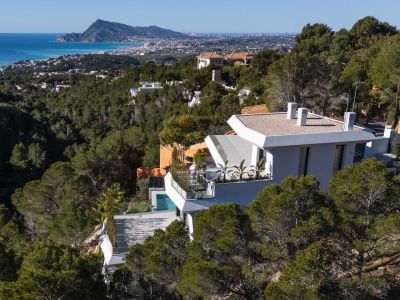 Lujo costero: villa de 4 dormitorios en venta en Altea con vistas al mar y piscina privada