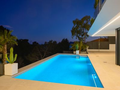 Lujo costero: villa de 4 dormitorios en venta en Altea con vistas al mar y piscina privada