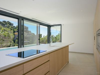 Lujo costero: villa de 4 dormitorios en venta en Altea con vistas al mar y piscina privada