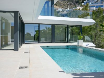 Lujo costero: villa de 4 dormitorios en venta en Altea con vistas al mar y piscina privada